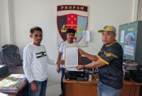 Foto: Hamid Husen Melaporkan Insiden itu ke Polres Kabupaten Pulau Taliabu.