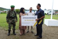 Foto: PT Asabri (Persero) perwakilan Ternate Maluku Utara, menyerahkan santunan kepada ahli waris anggota Satgas Pamtas RI–PNG dari Yonif Raider Khusus 753/Arga Vira Tama (AVT) Papua Prada Haris Umaternate.