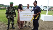 Foto: PT Asabri (Persero) perwakilan Ternate Maluku Utara, menyerahkan santunan kepada ahli waris anggota Satgas Pamtas RI–PNG dari Yonif Raider Khusus 753/Arga Vira Tama (AVT) Papua Prada Haris Umaternate.