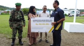 Foto: PT Asabri (Persero) perwakilan Ternate Maluku Utara, menyerahkan santunan kepada ahli waris anggota Satgas Pamtas RI–PNG dari Yonif Raider Khusus 753/Arga Vira Tama (AVT) Papua Prada Haris Umaternate.
