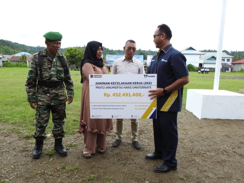 Foto: PT Asabri (Persero) perwakilan Ternate Maluku Utara, menyerahkan santunan kepada ahli waris anggota Satgas Pamtas RI–PNG dari Yonif Raider Khusus 753/Arga Vira Tama (AVT) Papua Prada Haris Umaternate.