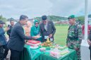 Foto: Pemotongan Kue Memperingati HUT TNI ke-80 oleh Wakil Bupati Kepulauan Sula H. M. Saleh Marasabessy Didampingi Kepala Staf Kodim (Kasdim) Mayor Inf. Pardan.
