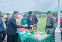 Foto: Pemotongan Kue Memperingati HUT TNI ke-80 oleh Wakil Bupati Kepulauan Sula H. M. Saleh Marasabessy Didampingi Kepala Staf Kodim (Kasdim) Mayor Inf. Pardan.