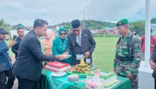Foto: Pemotongan Kue Memperingati HUT TNI ke-80 oleh Wakil Bupati Kepulauan Sula H. M. Saleh Marasabessy Didampingi Kepala Staf Kodim (Kasdim) Mayor Inf. Pardan.