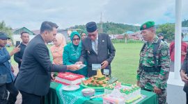Foto: Pemotongan Kue Memperingati HUT TNI ke-80 oleh Wakil Bupati Kepulauan Sula H. M. Saleh Marasabessy Didampingi Kepala Staf Kodim (Kasdim) Mayor Inf. Pardan.