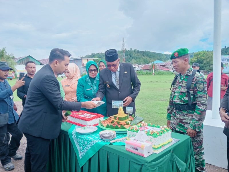 Foto: Pemotongan Kue Memperingati HUT TNI ke-80 oleh Wakil Bupati Kepulauan Sula H. M. Saleh Marasabessy Didampingi Kepala Staf Kodim (Kasdim) Mayor Inf. Pardan.