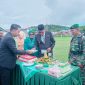 Foto: Pemotongan Kue Memperingati HUT TNI ke-80 oleh Wakil Bupati Kepulauan Sula H. M. Saleh Marasabessy Didampingi Kepala Staf Kodim (Kasdim) Mayor Inf. Pardan.