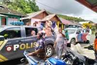 Foto: Kapolsek Sanana AKP Muslim Umabaihi Antar Warga ke Pasar Basanohi Gunakan Mobil Dinas Polisi.