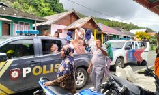 Terhalang Jembatan Rusak di Bega, AKP Muslim Umabaihi Antar Warga ke Pasar Gunakan Mobil Dinas Polisi