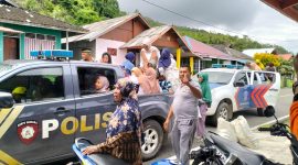 Foto: Kapolsek Sanana AKP Muslim Umabaihi Antar Warga ke Pasar Basanohi Gunakan Mobil Dinas Polisi.