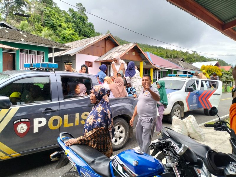 Foto: Kapolsek Sanana AKP Muslim Umabaihi Antar Warga ke Pasar Basanohi Gunakan Mobil Dinas Polisi.