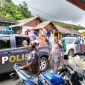 Foto: Kapolsek Sanana AKP Muslim Umabaihi Antar Warga ke Pasar Basanohi Gunakan Mobil Dinas Polisi.