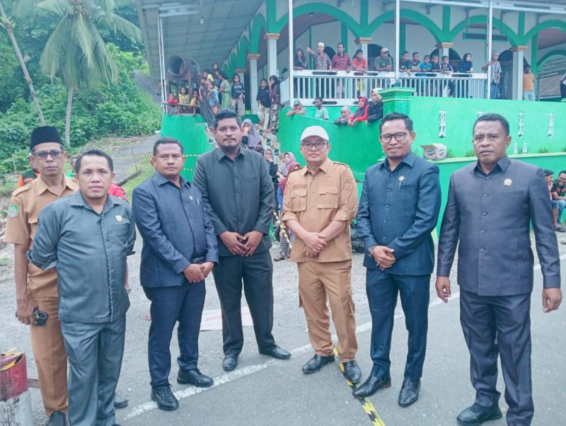 Foto: 5 Anggota DPRD Sula Pose Bersama Kalak BPBD H. Syamsudin Ode Maniwi.