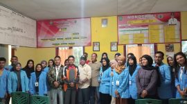 Foto: Pemdes dan Masyarakat Pose bersama Mahasiswa PPL.