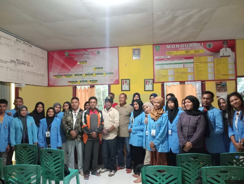 Foto: Pemdes dan Masyarakat Pose bersama Mahasiswa PPL.