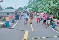 Foto: Anggota Dewan Perwakilan Rakyat (DRPD) Provinsi Maluku Utara, Alexander Paka, meninjau lokasi jembatan ambruk di Desa Bega.