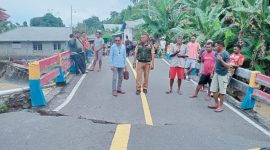 Foto: Anggota Dewan Perwakilan Rakyat (DRPD) Provinsi Maluku Utara, Alexander Paka, meninjau lokasi jembatan ambruk di Desa Bega.