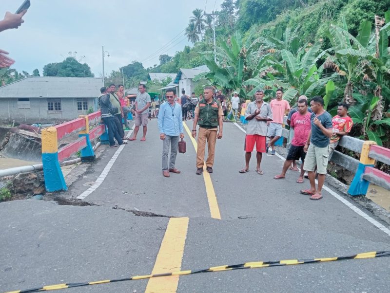 Foto: Anggota Dewan Perwakilan Rakyat (DRPD) Provinsi Maluku Utara, Alexander Paka, meninjau lokasi jembatan ambruk di Desa Bega.