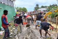 Foto: Warga Desa Bega dan Manaf, Kecamatan Sulabesi Tengah, Gotong Royong Kerja Tanggul Penangkal Banjir.