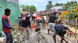 Foto: Warga Desa Bega dan Manaf, Kecamatan Sulabesi Tengah, Gotong Royong Kerja Tanggul Penangkal Banjir.