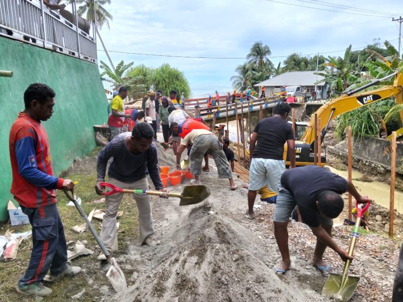Foto: Warga Desa Bega dan Manaf, Kecamatan Sulabesi Tengah, Gotong Royong Kerja Tanggul Penangkal Banjir.