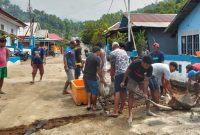 Foto: Warga Desa Saria dan Pemda Bergotong Royong Perbaiki Jalan Rusak.