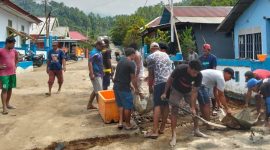 Foto: Warga Desa Saria dan Pemda Bergotong Royong Perbaiki Jalan Rusak.