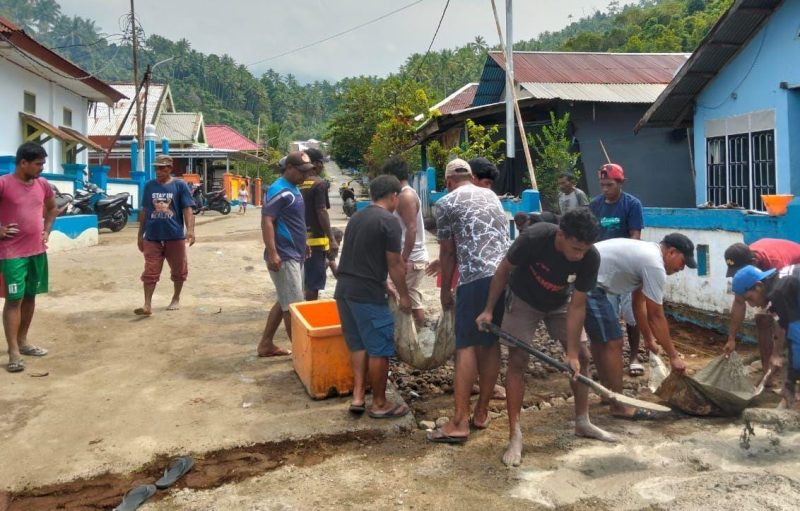 Foto: Warga Desa Saria dan Pemda Bergotong Royong Perbaiki Jalan Rusak.