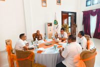 Foto: Bupati Kepulauan Sula Hj. Fifian Adeningsih Mus gelar pertemuan bersama Kepala BPJN Maluku Utara Nevi Anugrah Umasagadji.