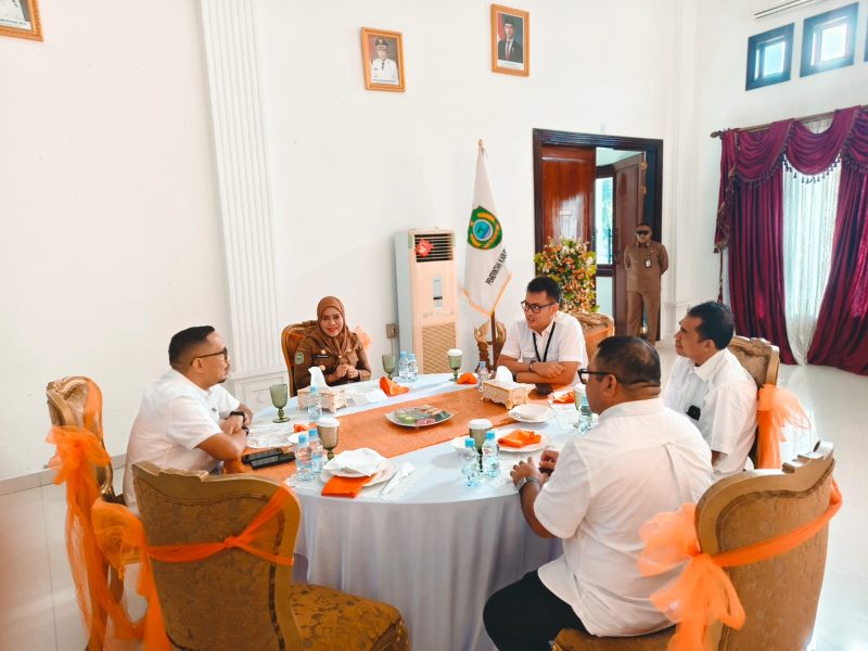 Foto: Bupati Kepulauan Sula Hj. Fifian Adeningsih Mus gelar pertemuan bersama Kepala BPJN Maluku Utara Nevi Anugrah Umasagadji.