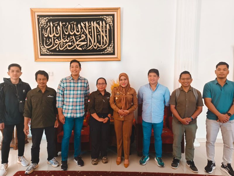 Fofot: Bupati Kepulauan Sula Hj. Fifian Adeningsih Mus pose bersama Pengurus PT. Halmahera Agro Perkasa Maluku Utara.