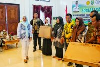 Foto: Penyerahan Starlink oleh Pemda Kepulauan Sula Kepada Kepala Sekolah.
