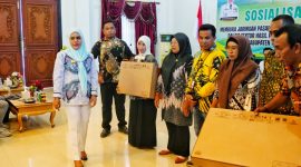 Foto: Penyerahan Starlink oleh Pemda Kepulauan Sula Kepada Kepala Sekolah.