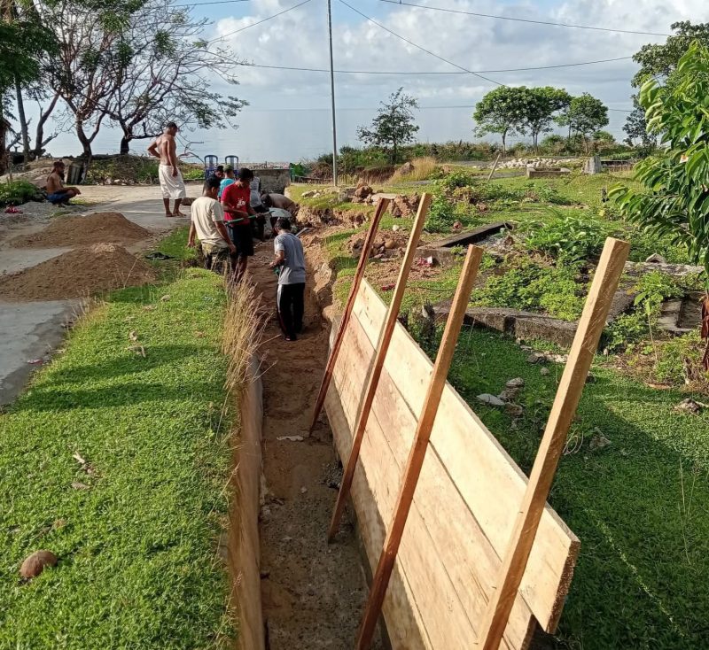 Foto: Pekerjaan Perbaikan Drainase oleh Pemdes dan Masyarakat Desa Waikafia.