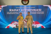 Foto: Sekretaris Daerah Kepulauan Sula Muhlis Soamole bersama Kepala Bappeda H. Syahjuan Fatgehipon Hadiri Rakor di IPDN Jatinangor.