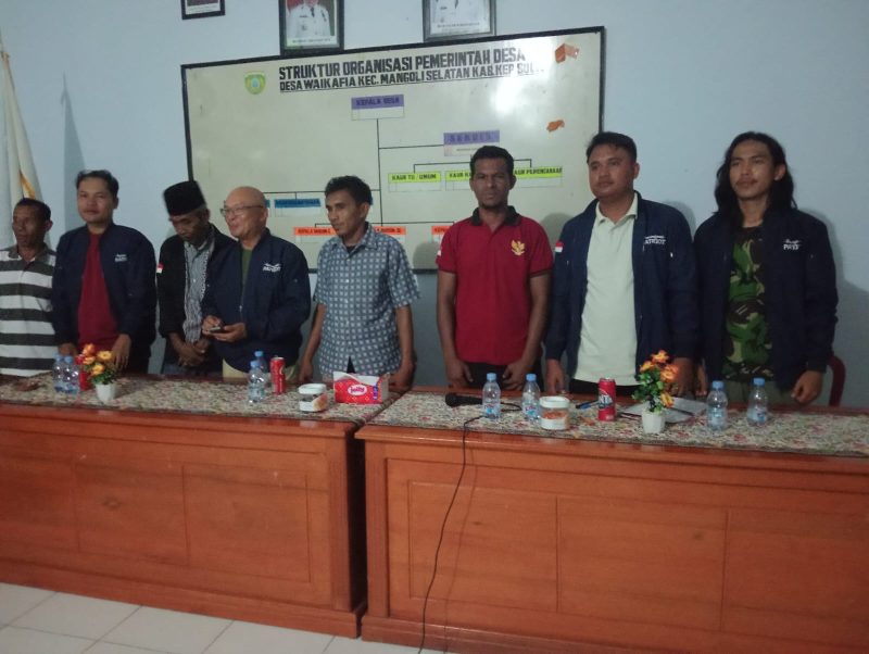 Foto: Pertemuan di Kantor Desa Waikafia, Kecamatan Mangoli Selatan. 