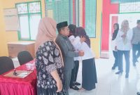 Foto: Tangisan Pilu saat Melepaskan Sosok Camat Faradilah Faudu.