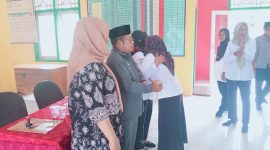 Foto: Tangisan Pilu saat Melepaskan Sosok Camat Faradilah Faudu.