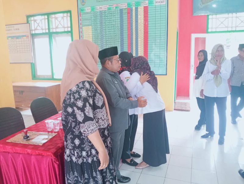 Foto: Tangisan Pilu saat Melepaskan Sosok Camat Faradilah Faudu.