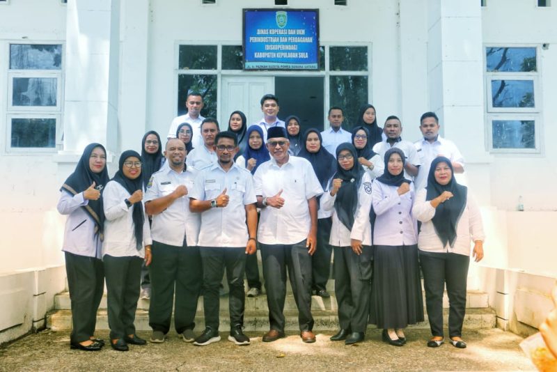 Dokumentasi: Pose Bersama Usai Melakukan Sidak di Dinas Koperindag Kepulauan Sula. 
FG: Diskominfo Kepulauan Sula.