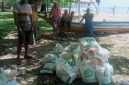 Dokumentasi: Warga Desa Naflow Menerima Bantuan dari Perum Bulog Maluku Utara.