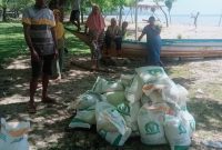 Dokumentasi: Warga Desa Naflow Menerima Bantuan dari Perum Bulog Maluku Utara.