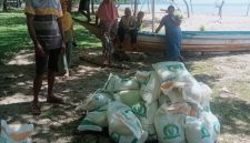 Dokumentasi: Warga Desa Naflow Menerima Bantuan dari Perum Bulog Maluku Utara.