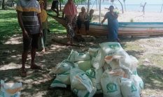 Warga Desa Naflow Menerima Bantuan Beras dari Bulog