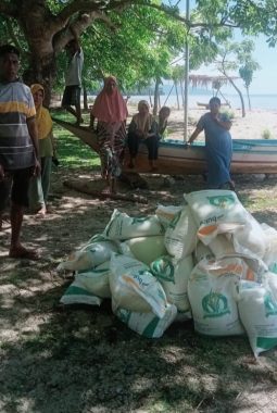 Warga Desa Naflow Menerima Bantuan Beras dari Bulog
