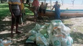 Dokumentasi: Warga Desa Naflow Menerima Bantuan dari Perum Bulog Maluku Utara.