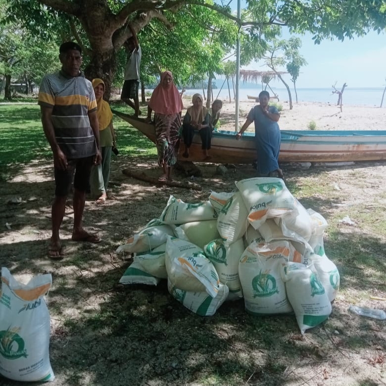 Dokumentasi: Warga Desa Naflow Menerima Bantuan dari Perum Bulog Maluku Utara.