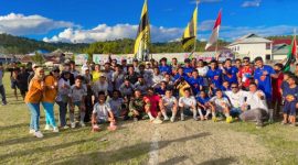 Dokumentasi: Tim Falahu FC Foto Bersama Supporter dan Tim Ofisial.