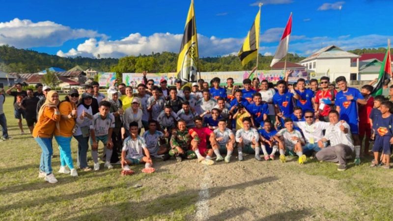 Dokumentasi: Tim Falahu FC Foto Bersama Supporter dan Tim Ofisial.
