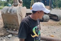 Dokumentasi: Kepala Dewasa Waikafia, Alwi Umaternate, Pantau Pekerjaan Jalan.